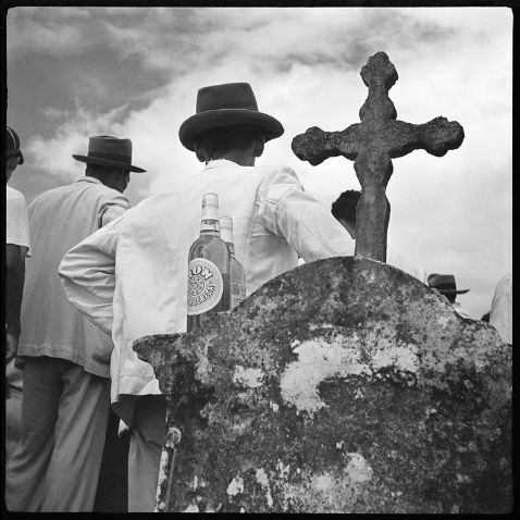 Clarines, Anzoàtegui, Venezuel 1948. Légende : Panama, rhum et religion : en une photo, Cruz Diez fait une sociologie de l’Amérique Latine.  © Carlos Cruz-Diez / Adagp, Paris 2014